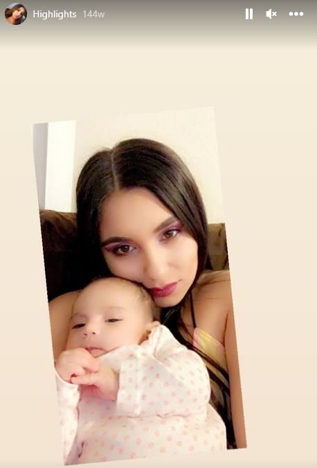 yareni rios gonzalez with her child